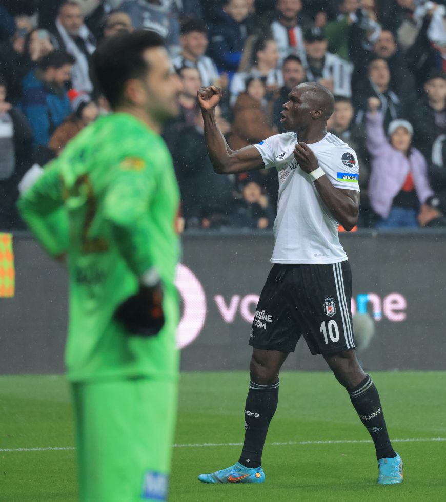 🏁 (Maç Sonucu ) 🏁

Beşiktaş 2️⃣ ➖ 1⃣ Ankaragücü 

⚽ 40' Salih Uçan 🦅
⚽ 53' Ali Sowe
⚽ 55' Aboubakar 🦅 

#BJKvANK