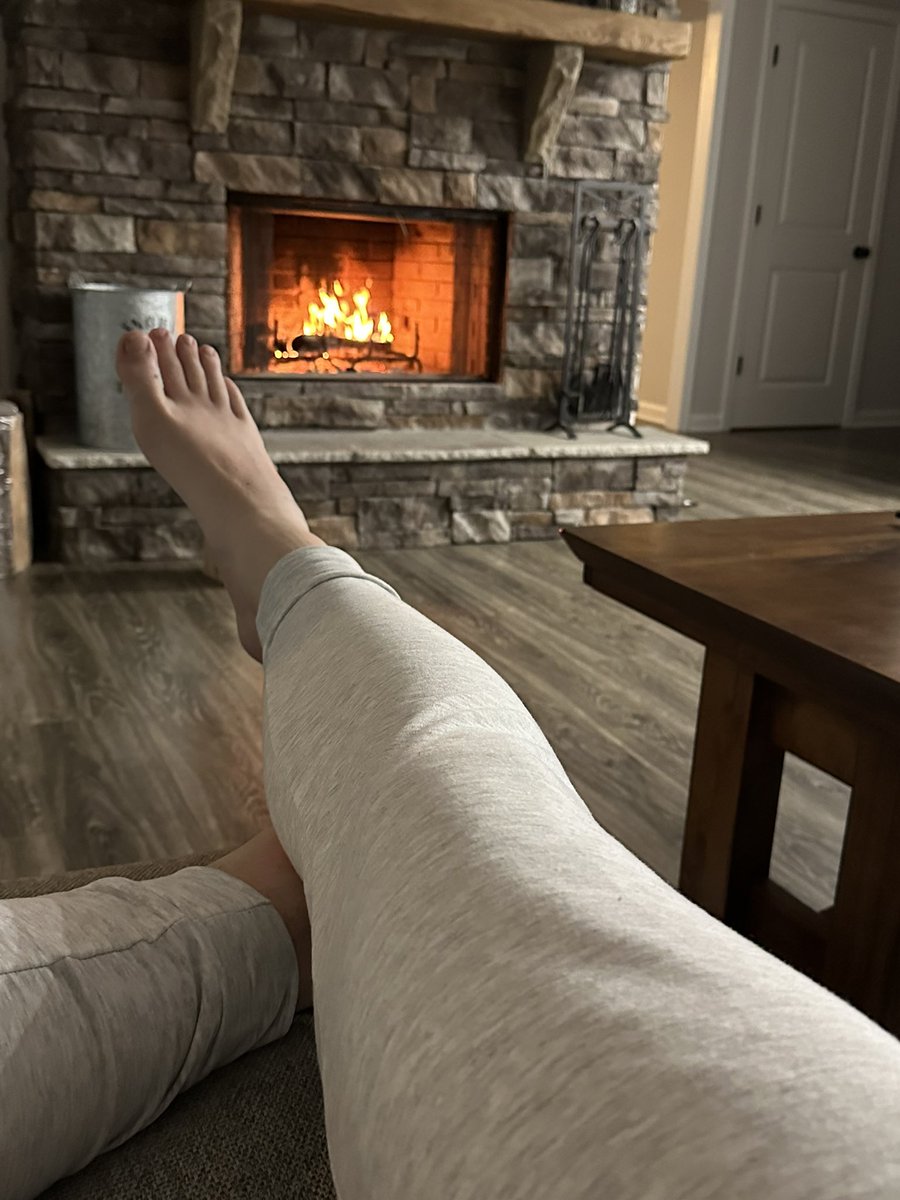 bigfeet16x's tweet photo. Who wants to sit down there and worship? #bigfeet #sizetwitter #giant #feet https://t.co/LmNdGVguJ8