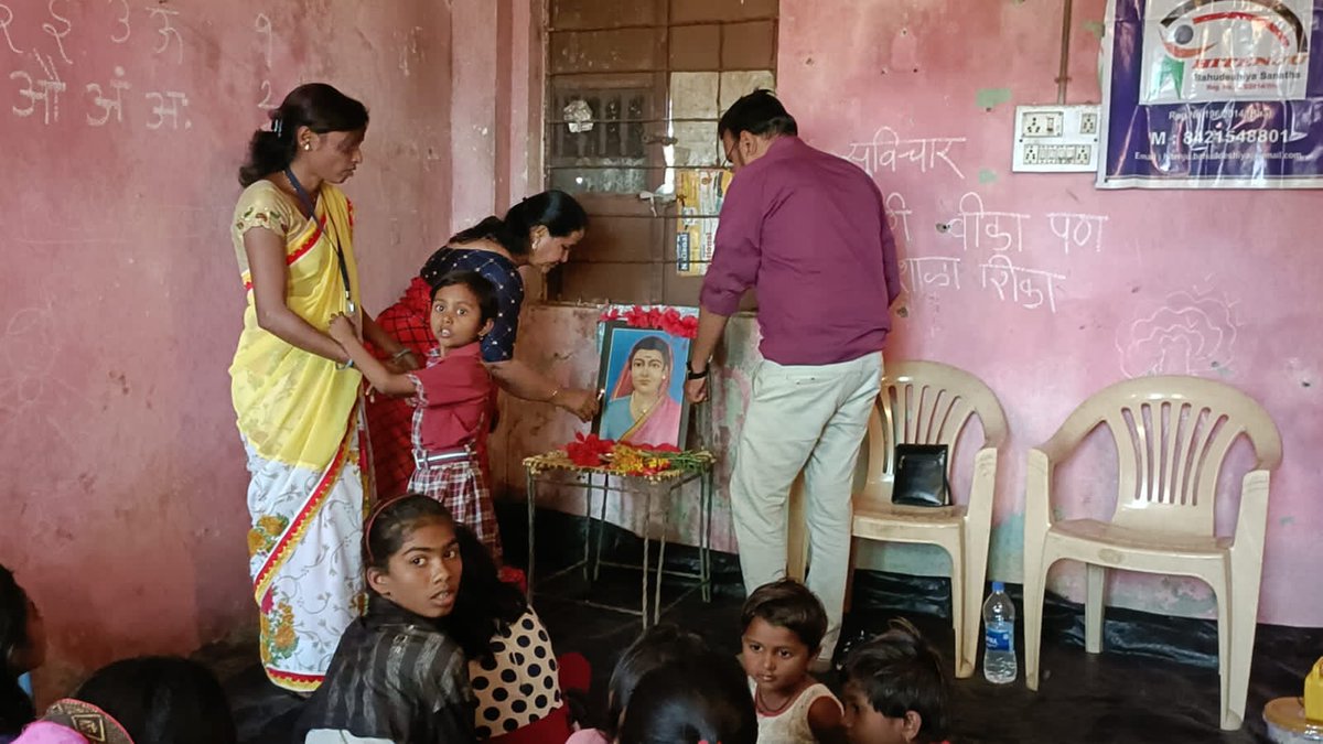Hitenju_NGO's tweet photo. ऊसतोड कामगारांच्या मुलांचे शिकवणे वर्ग चे निरोप समारंभ कार्यक्रम मध्ये सावित्री आई यांच्या प्रतिमेला दीप प्रज्वलन करून कार्यक्रमाला सुरुवात.
#NGO  #social #socialwork #socialmidia @MHDWCD @k_satyarthi @FreeEveryChild @csi_ngo @CRYINDIA @NITIAayog @stc_india @ChildLaborCLC https://t.co/1LpXrtEnqf