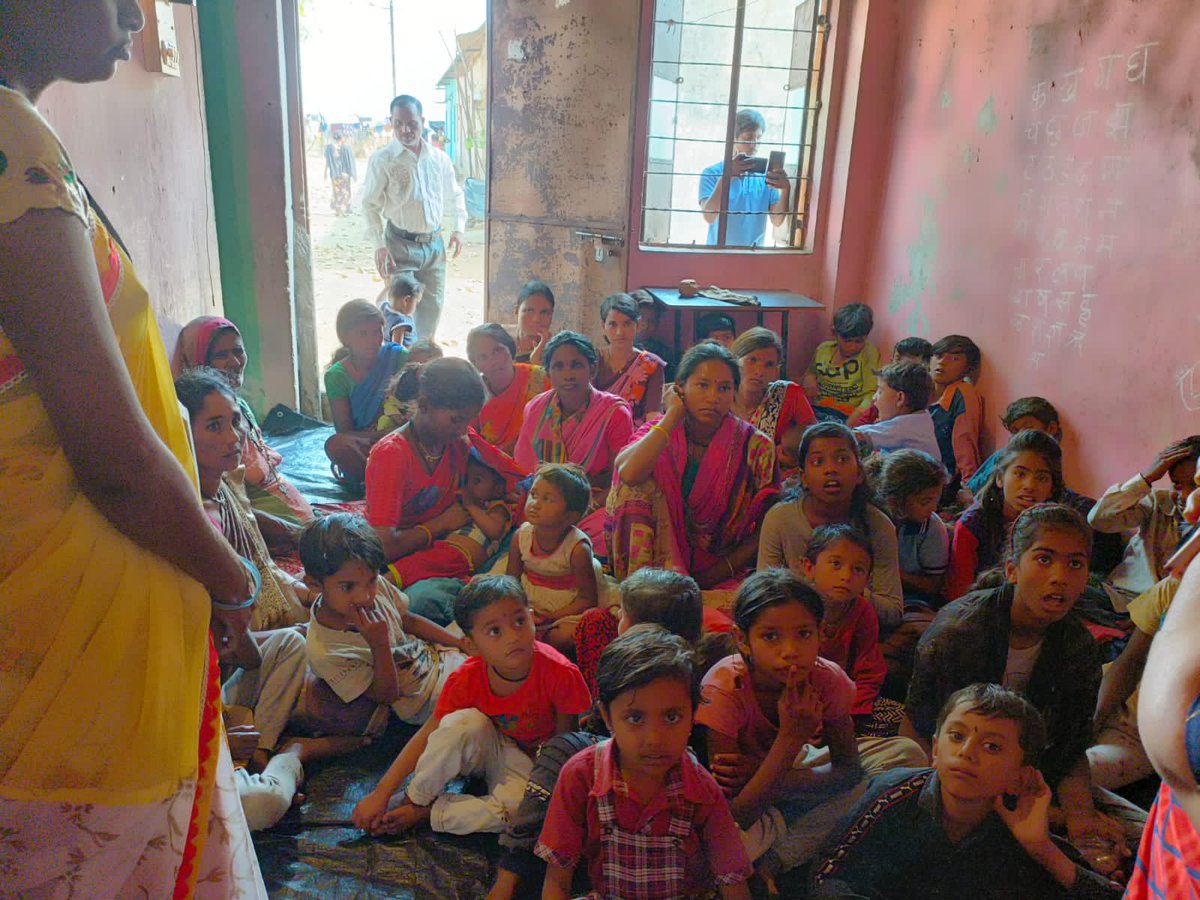Hitenju_NGO's tweet photo. ऊसतोड कामगारांच्या मुलांचे शिकवणे वर्ग चे निरोप समारंभ कार्यक्रम मध्ये सावित्री आई यांच्या प्रतिमेला दीप प्रज्वलन करून कार्यक्रमाला सुरुवात.
#NGO  #social #socialwork #socialmidia @MHDWCD @k_satyarthi @FreeEveryChild @csi_ngo @CRYINDIA @NITIAayog @stc_india @ChildLaborCLC https://t.co/1LpXrtEnqf
