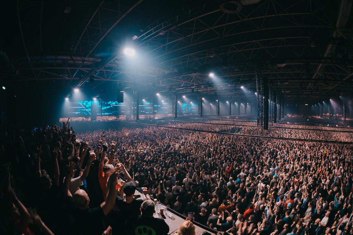 Guettapen's tweet image. La foule énorme d’#ASOT hier soir au Jaarbeurs de Utrecht 😳