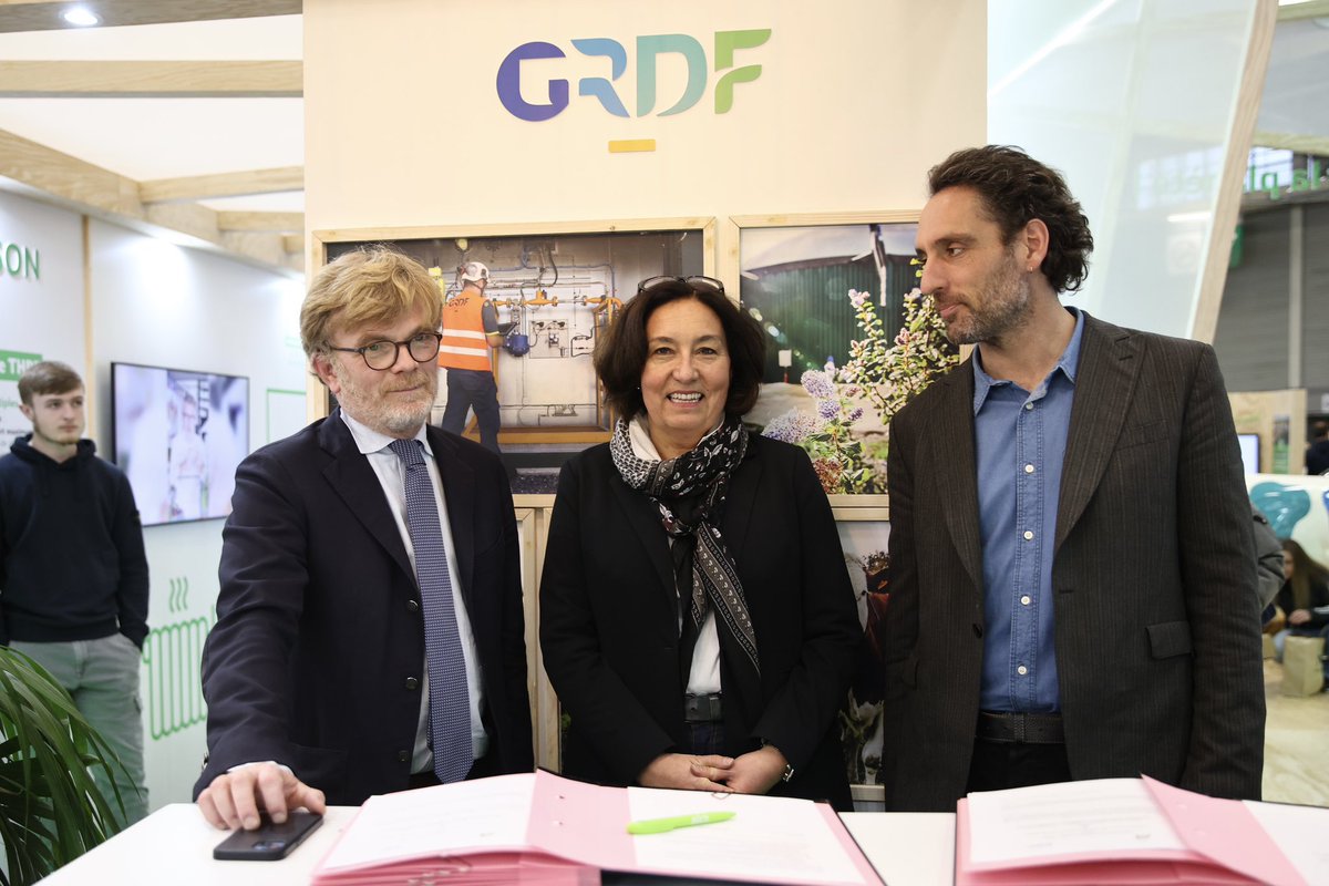 Rencontre avec <a href="/MFesneau/">Marc Fesneau</a>, Ministre de l’Agriculture, au #SIA2023.
Ravie de l’essor de la filière #biométhane et du rôle de premier plan joué par les acteurs agricoles. En témoigne le renouvellement du partenariat entre #GRDF et l’<a href="/AAMF_Agris/">Agriculteurs Méthaniseurs de France</a> avec <a href="/JfDelaitre/">Jean-François Delaitre</a>. #GazVert #Energie