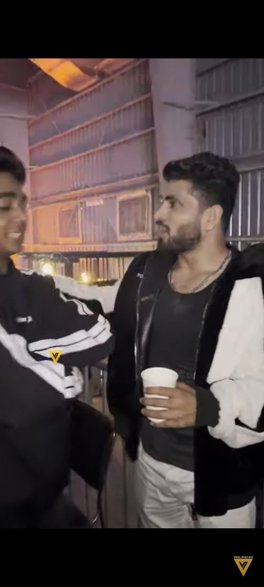 Chillhouse195's tweet photo. I love the way he connects to people so easily 🥺💘

#ShivThakare.#ShivKiSena https://t.co/T9tUJV1vur
