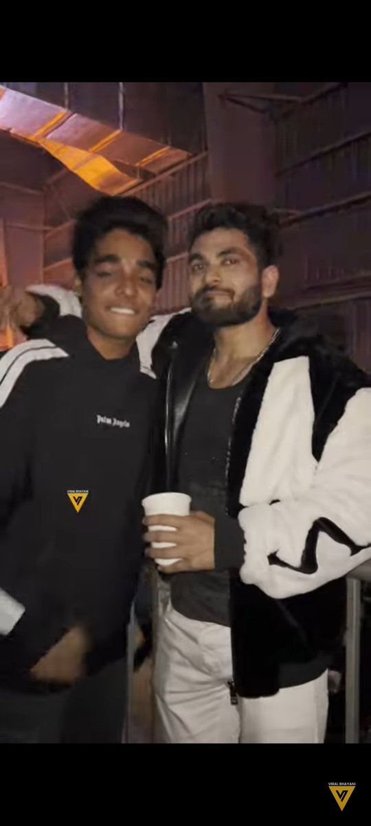 Chillhouse195's tweet photo. I love the way he connects to people so easily 🥺💘

#ShivThakare.#ShivKiSena https://t.co/T9tUJV1vur