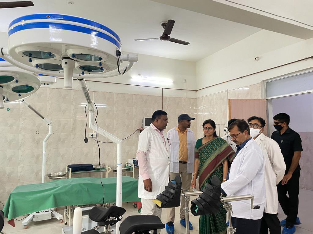 AnupriyaSPatel's tweet photo. आज मंडलीय अस्पताल, मीरजापुर में "ट्रामा सेंटर एवं इमरजेंसी वार्ड" का शुभारंभ कर मीरजापुर की देवतुल्य जनता को समर्पित किया।अब आकस्मिक हादसों में घायल व गंभीर रोग से पीड़ित मरीजों को जनपद में ही त्वरित इलाज की सुविधा मिलेगी। https://t.co/MB2OC394Uf