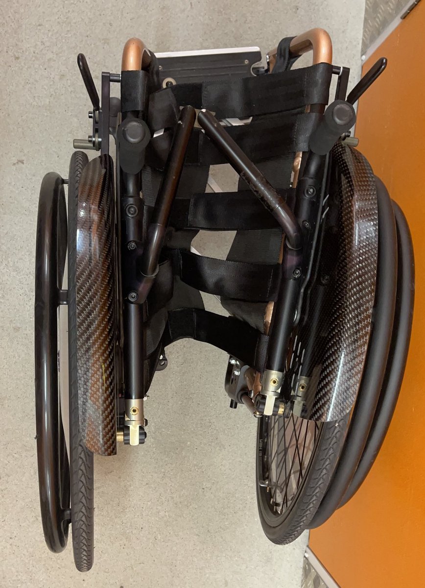 Ich möchte Ihnen/Euch informieren. Ich Rollstuhlfahrer war oft auf Dienstreise oder im Urlaub mit dem Flug. Was mich ärgerlich macht, dass mein Rollstuhl oft defekt ist und jetzt schon verschrottet. Überall im Flughafen/Airport im In- und Ausland transportieren sie Rollstuhl und