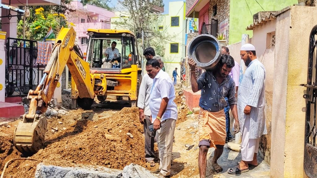 KUR_BRS's tweet photo. Started the new UGD works at Madhura Nagar Road No 6 today and inspected the works which will help the colony for the free flow of driange after the works are completed.
Kothapally Upender Reddy
Malkajgiri circle Vice President.
#136divisioncorporator #Neredmet #kothapally https://t.co/WDJ4co59tl