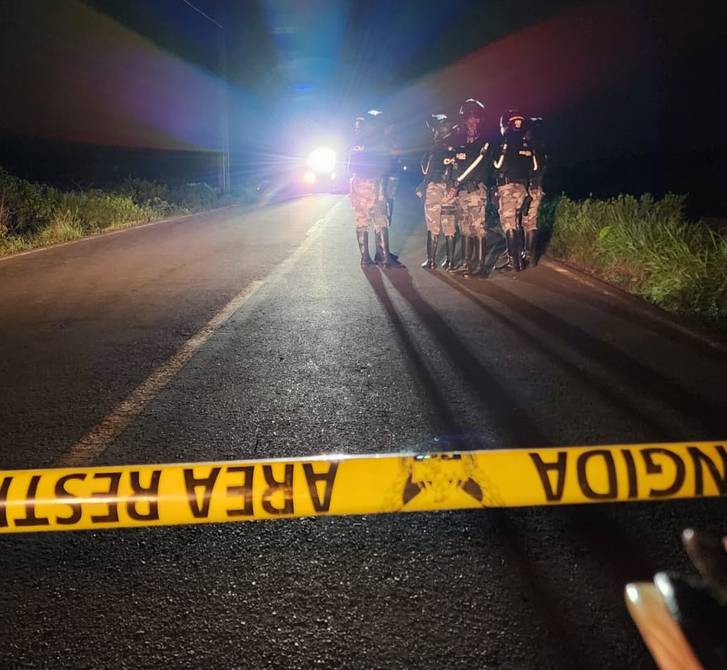 ecuainm_oficial's tweet photo. ‼️#URGENTE
Asesinan a 3 adultos y 1 niña dentro de un vehículo en una vía de Santa Elena. Las víctimas eran familiares de #CarlosKada, financista de Los Tiguerones abatido en Pedro Carbo. 
Se conoció que habían recibido amenazas de alias Blanquito y de gente de alias Gato Farfán. https://t.co/c7gEICGjXb