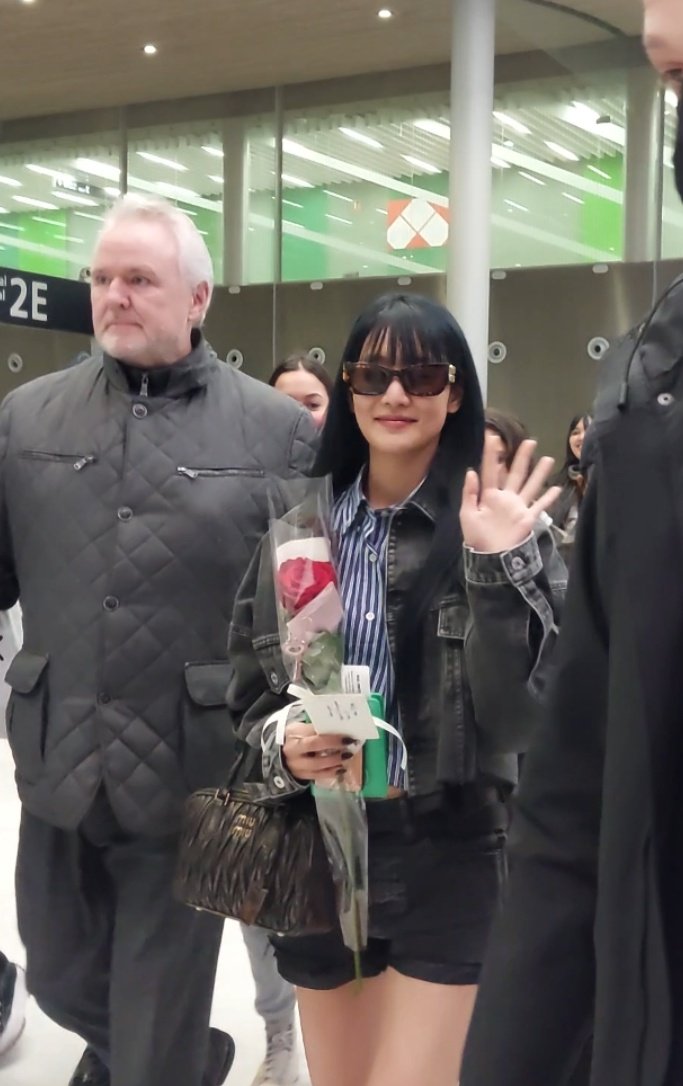 idlecharts's tweet photo. #MINNIE has arrived in Paris, France for the Miu Miu show at Paris Fashion Week.

BIENVENUE EN FRANCE MINNIE #MinnieInParis 💜 https://t.co/4BvRg3LW7Z