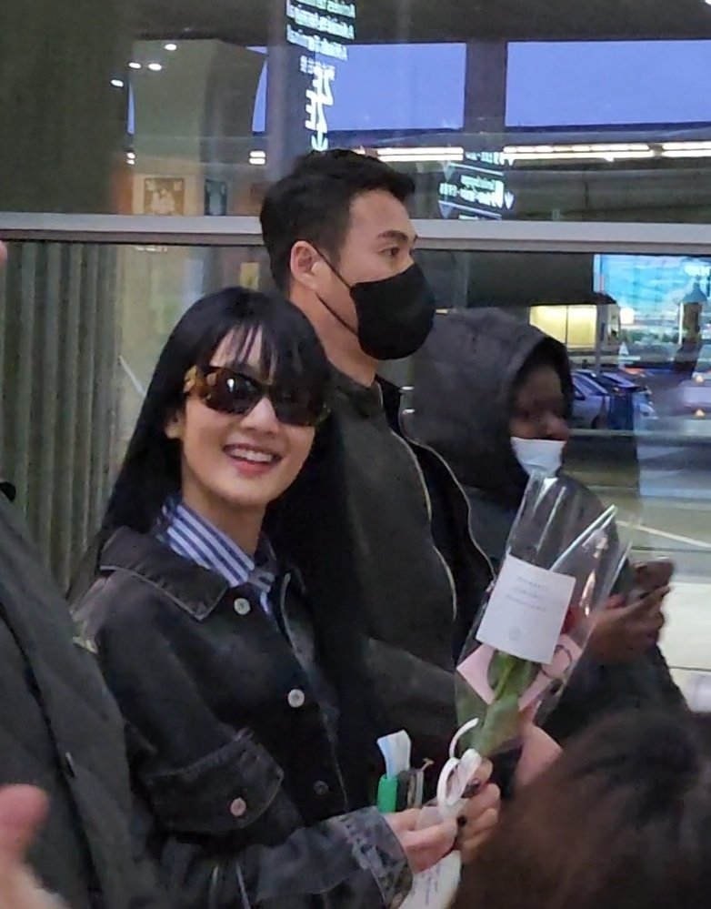 idlecharts's tweet photo. #MINNIE has arrived in Paris, France for the Miu Miu show at Paris Fashion Week.

BIENVENUE EN FRANCE MINNIE #MinnieInParis 💜 https://t.co/4BvRg3LW7Z