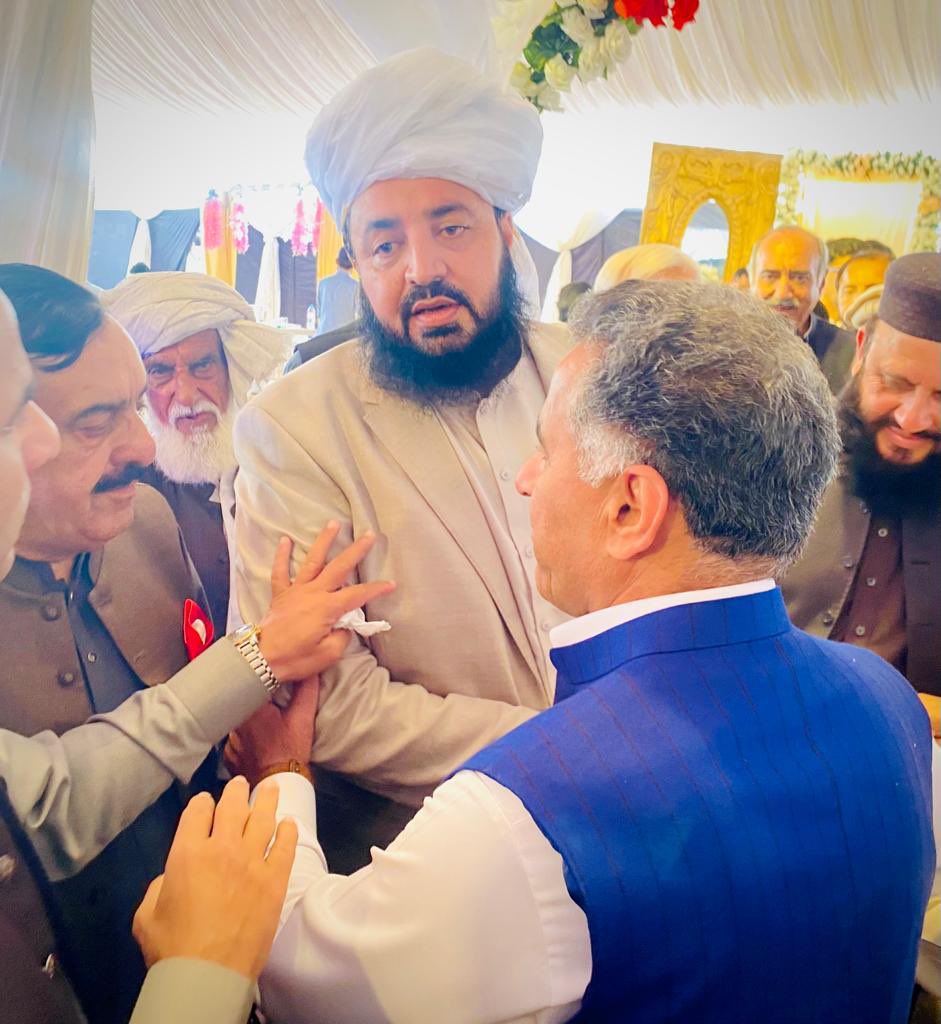 پٹواری دوست کل جس فیض حمید کو  ہاؤس اریسٹ کروا بیٹھے تھے، وہ آج امیر تنظیم الاخوان حضرت مولانا عبدالقدیر اعوان  کے بیٹے شہید اللہ اعوان کی تقریبِ ولیمہ میں شریک تھے..!!

#FaizHameed