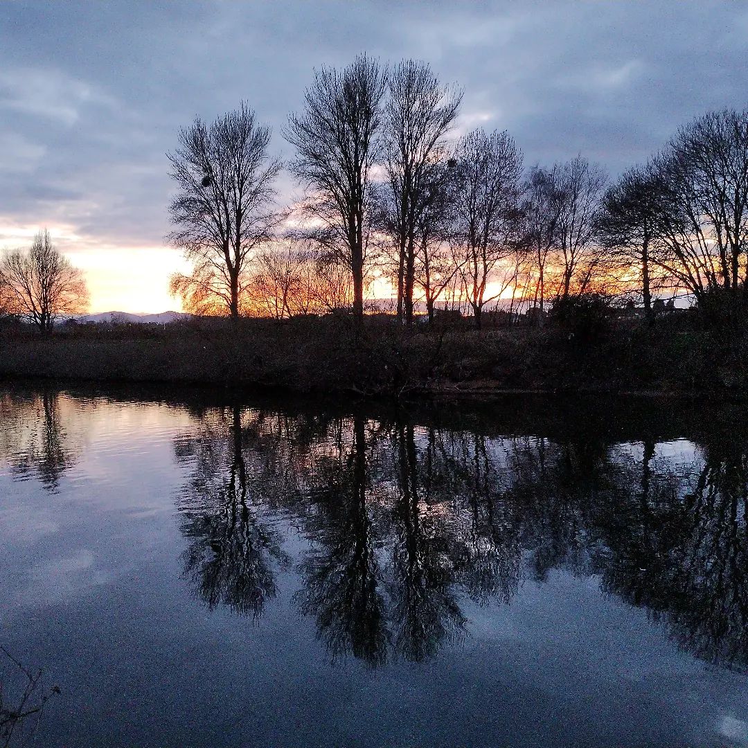 Sunset over the Severn instagram.com/p/CpasGUkM1Xn/