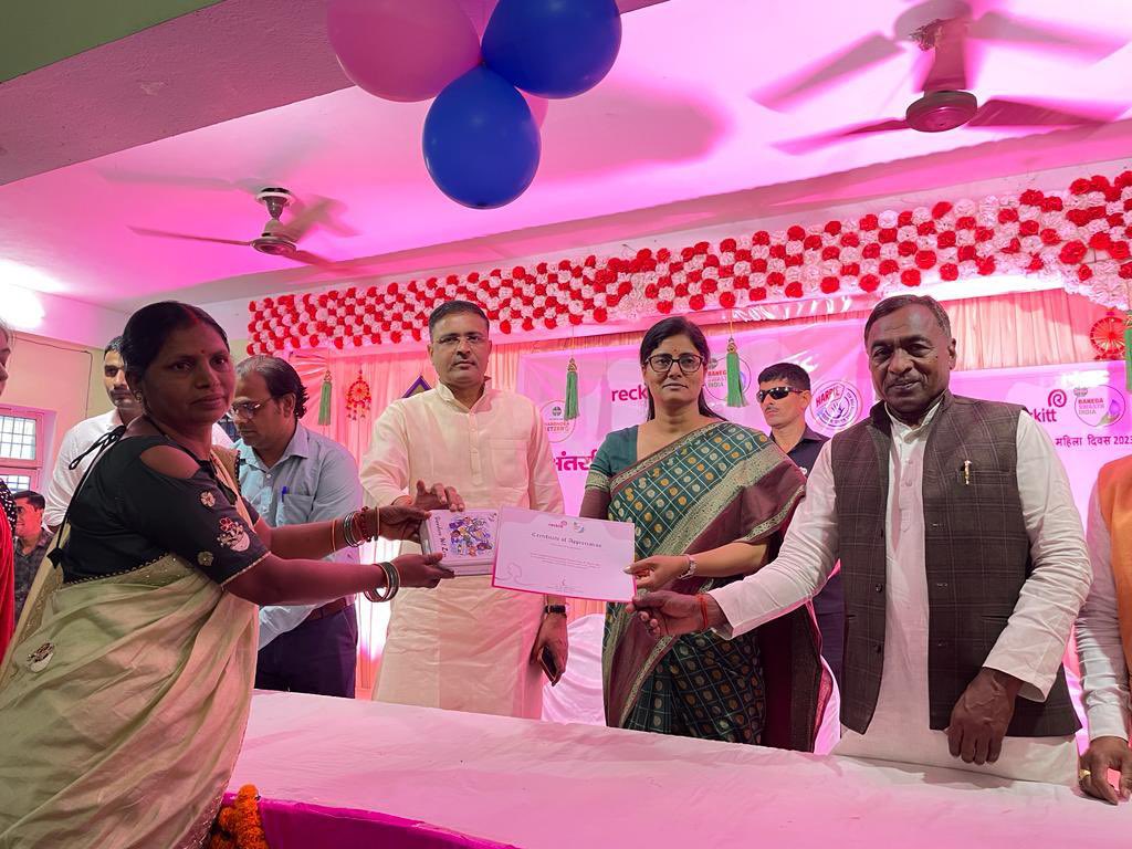AnupriyaSPatel's tweet photo. अंतर्राष्ट्रीय महिला दिवस से पूर्व आज दैनिक जागरण -“पहल” द्वारा आयोजित कार्यक्रम में स्वयं सेवी स्वच्छता प्रहरी महिलाओं के साथ चर्चा-परिचर्चा करते हुए बेहतर कार्य करने वाली महिलाओं को सम्मानित किया । https://t.co/V3cfYHRzU0