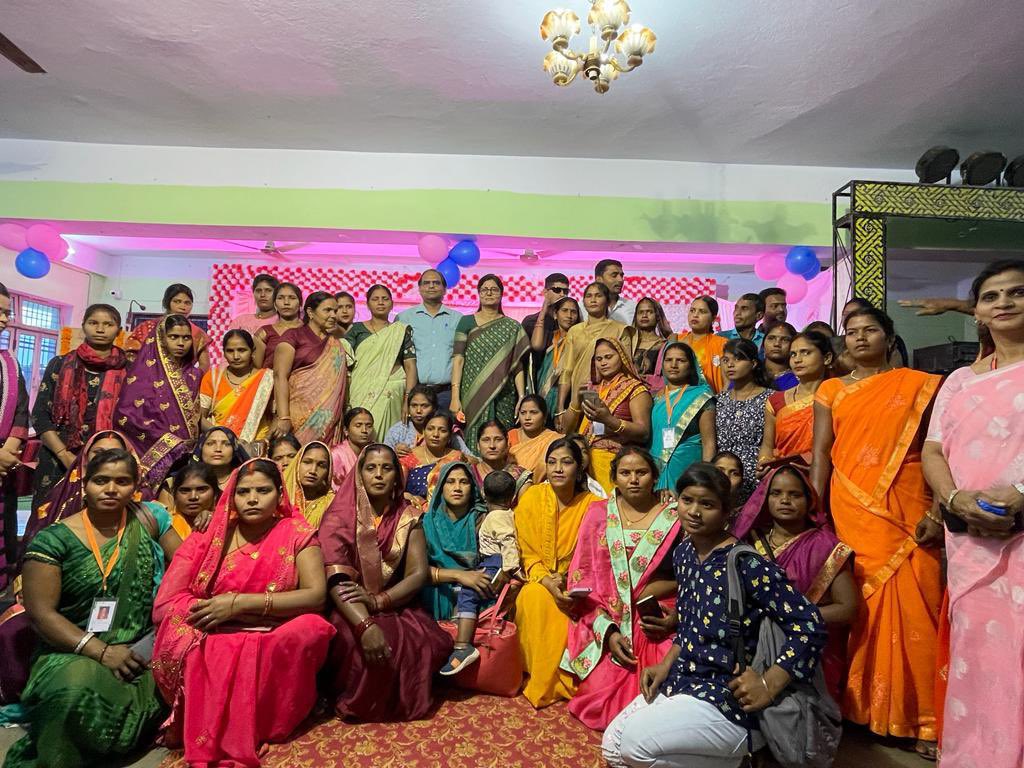 AnupriyaSPatel's tweet photo. अंतर्राष्ट्रीय महिला दिवस से पूर्व आज दैनिक जागरण -“पहल” द्वारा आयोजित कार्यक्रम में स्वयं सेवी स्वच्छता प्रहरी महिलाओं के साथ चर्चा-परिचर्चा करते हुए बेहतर कार्य करने वाली महिलाओं को सम्मानित किया । https://t.co/V3cfYHRzU0