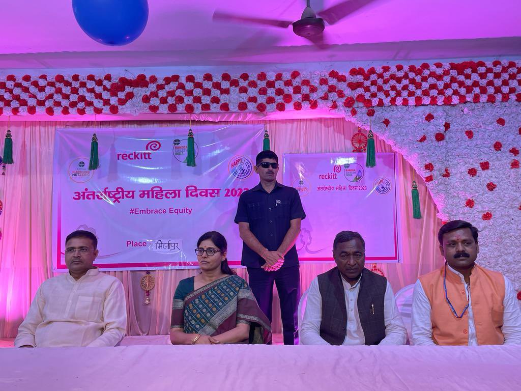 AnupriyaSPatel's tweet photo. अंतर्राष्ट्रीय महिला दिवस से पूर्व आज दैनिक जागरण -“पहल” द्वारा आयोजित कार्यक्रम में स्वयं सेवी स्वच्छता प्रहरी महिलाओं के साथ चर्चा-परिचर्चा करते हुए बेहतर कार्य करने वाली महिलाओं को सम्मानित किया । https://t.co/V3cfYHRzU0