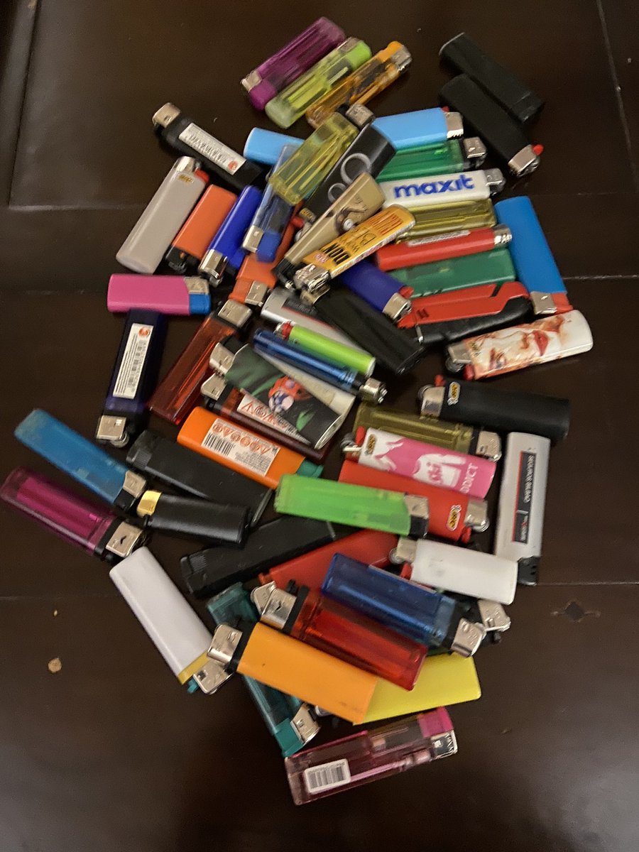 ChPaillet21's tweet image. 9 mois après fumé ma dernière cigarette, j’ai vidé aujourd’hui tous mes tiroirs contenants ces objets dont je ne me sers plus 😂