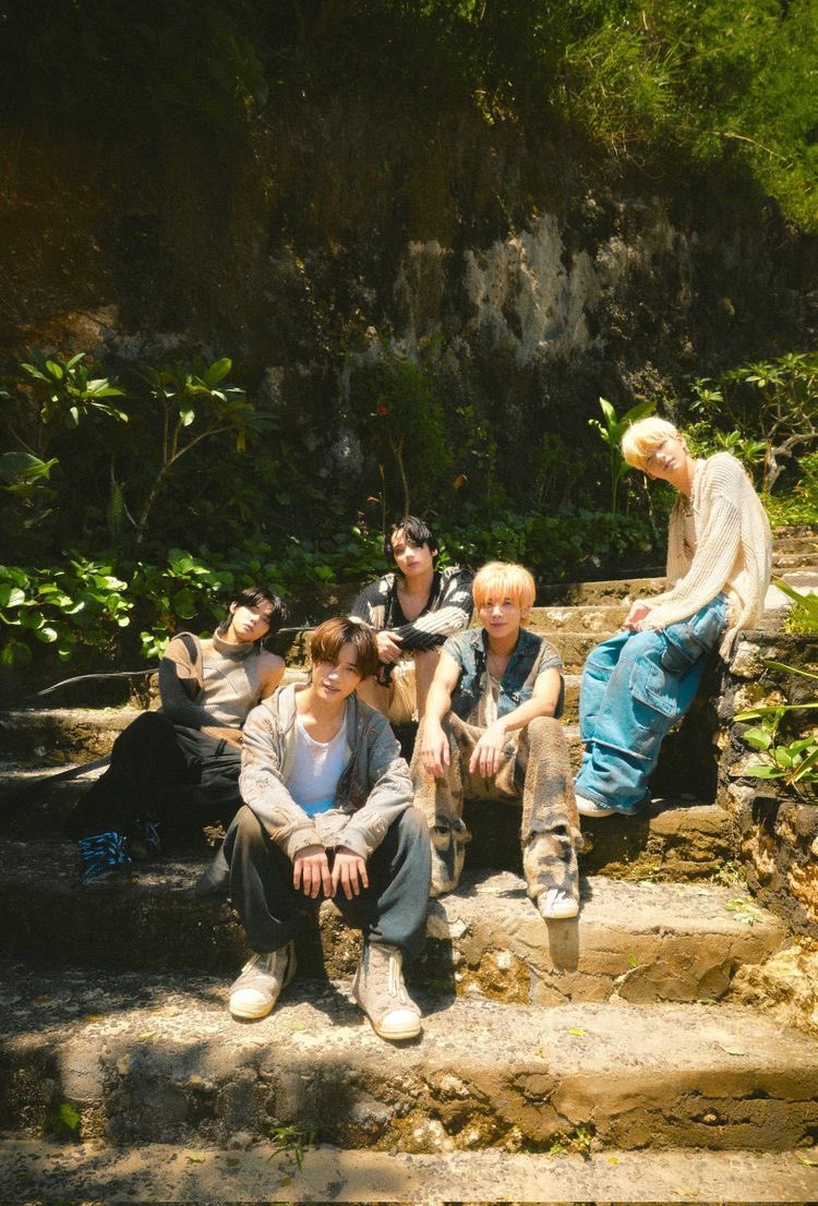 raventamia25's tweet image. Happy 4 years with txt. Since debut you’ve shown me how amazing you are and you just keep growing and shocking me with all your capabilities. You are my comfort, happiness, and the reason I’m smiling.#TXT_4th_Anniversary
#ToFOUReverlandWithTXT 
#투바투와함께한4년내일도함께할우리