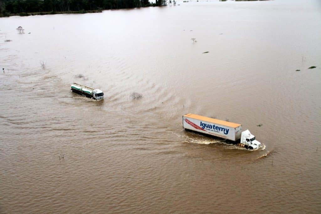 LogInfra's tweet photo. Comprar qualquer produto em uma capital do Norte do país é mais caro que em São Paulo, Rio ou qualquer cidade do Nordeste e pior, o poder aquisitivo de sua população é muito menor.
O isolamento logístico  dos Estados do Norte para satisfazer grupos internacionais é muito cruel. https://t.co/2g8xMmQKKU