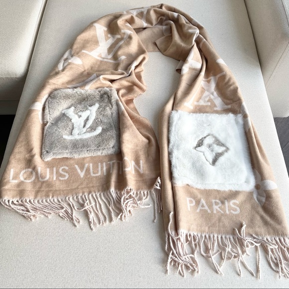 AtFinds's tweet photo. So good I had to share! Check out all the items I'm loving on @Poshmarkapp from @classyvintage1 #poshmark #fashion #style #shopmycloset #louisvuitton #prada #givenchy: https://t.co/lgXk1v7oAc https://t.co/06PwWdv0uL