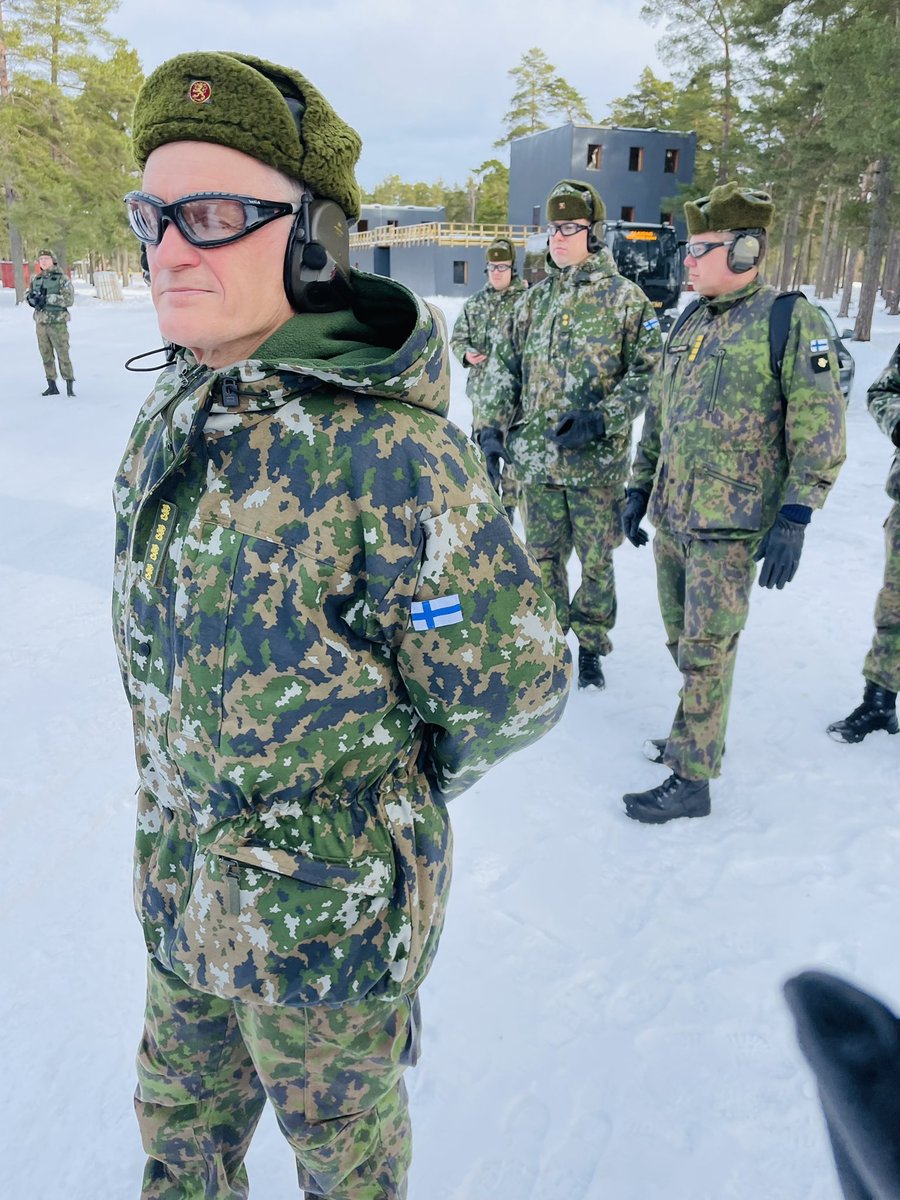 CHSievers's tweet photo. Unterwegs mit dem Befehlshaber der finnischen Armee. Im HQ &amp; bei der Truppe im Schnee. General Kivinen muss eine historische Zäsur managen - vom neutralen Staat zum NATO-Mitglied 🇫🇮. 

Teil IV der Reportage-Serie „Gesichter der Zeitenwende“: 21:45 @heutejournal (mit @Alica_Jung) https://t.co/8W5tkfsmCN