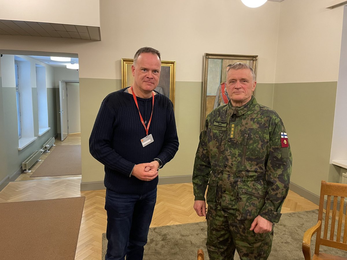 CHSievers's tweet photo. Unterwegs mit dem Befehlshaber der finnischen Armee. Im HQ &amp; bei der Truppe im Schnee. General Kivinen muss eine historische Zäsur managen - vom neutralen Staat zum NATO-Mitglied 🇫🇮. 

Teil IV der Reportage-Serie „Gesichter der Zeitenwende“: 21:45 @heutejournal (mit @Alica_Jung) https://t.co/8W5tkfsmCN