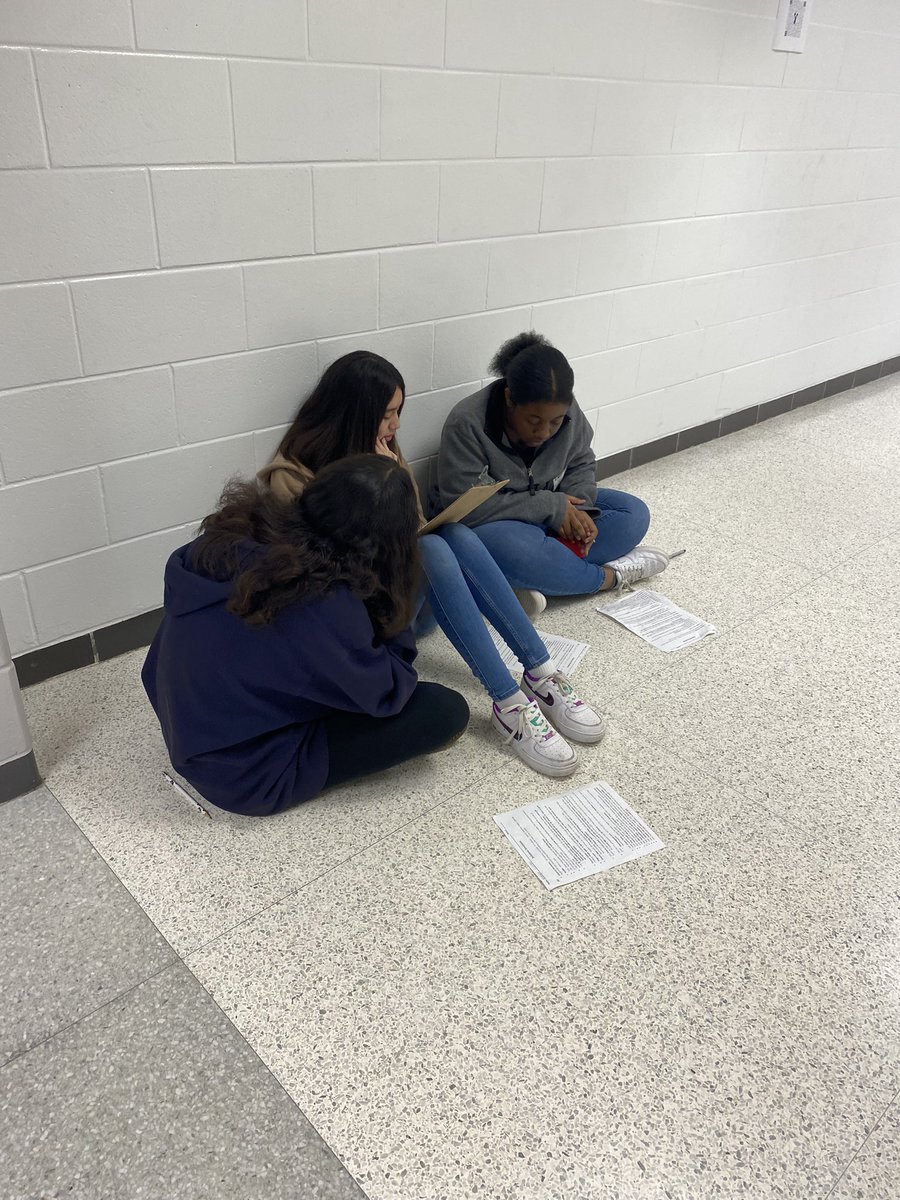 Sobrien2020's tweet photo. #collaborativestudygroups to check for understanding. Students reading questions, annotating questions and answers while discussing and debating with notes as a resource. #WICOR at its best. No desk required. @ammcdaniel @humble_SocSt @TMSAVID @AVID_swagner @AVID4College https://t.co/udmbQK7hVK