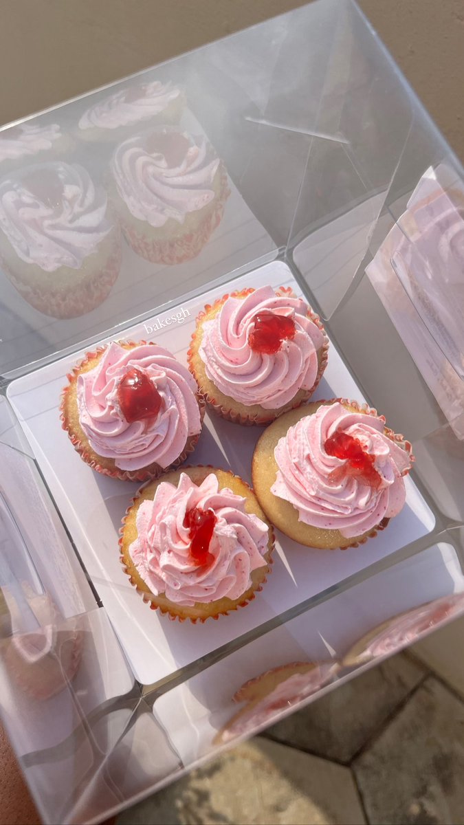 cookies_bakes's tweet photo. Cupcake sets available to order 🤍
Check with us daily for the Availability of ready to go  mini cakes 🎂 

Just send us a DM/Call to order 
📱0200795887

#bakesgh #cake #explore #cupcakes https://t.co/0PoNm4HpUO
