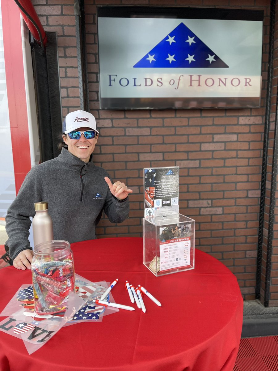 southpoint400's tweet photo. Jack with @FoldsofHonor here at the South Point Victory Lane booth. We always look for ways to support or armed services. #southpoint400 https://t.co/MJivgoWoAZ