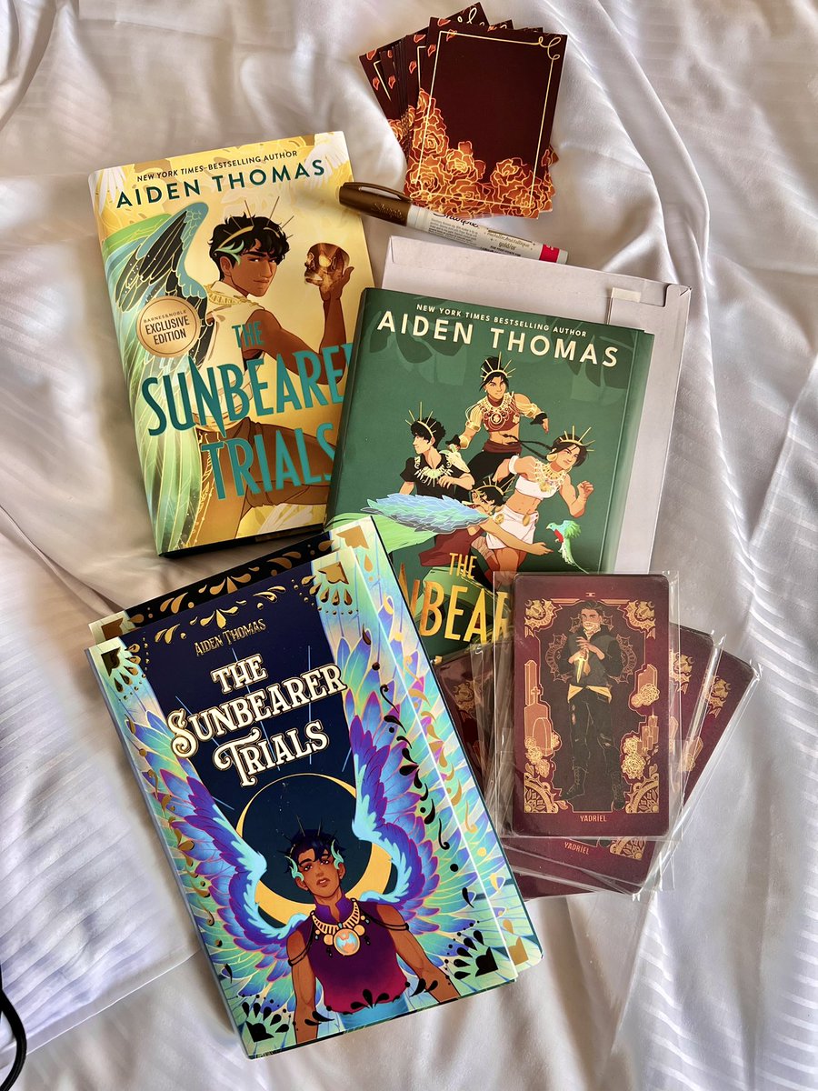 aidenschmaiden's tweet image. SURPRISE! IM AT #ECCC2023! 🥳

i brought some special editions of ☀️THE SUNBEARER TRIALS☀️ so if you see me, come say hi and you can pick one out!

i also have some 🕯️CEMETERY BOYS🕯️tarot cards and bookplates to sign!

(i had to draw on my hat cuz i put it on after the pic)