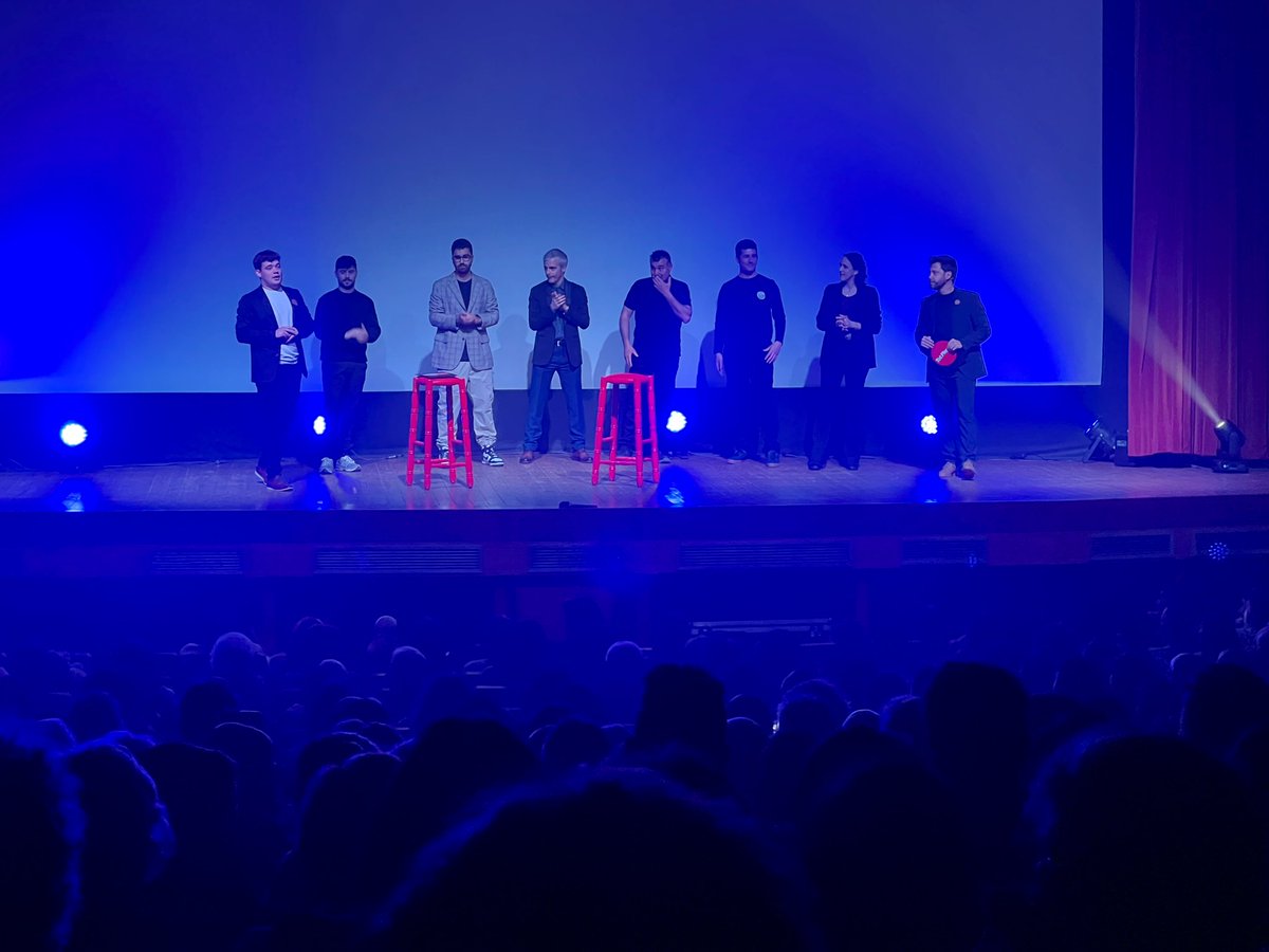 🎥El Cinema Montserrat de Tossa s’ha omplert de gom a gom per assistir a l’estrena del documental “La flama que mai s’apaga”, dedicat a tot allò que envolta la tradició del Pelegrí de #TossadeMar. 

🎬Produït per la productora El Gamatzem @TotPlegatTV 👏