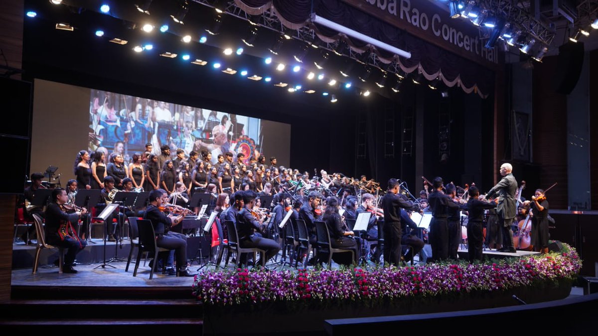 Anbil_Mahesh's tweet photo. Music has the ability to bind people from different socio-cultural backgrounds. I, definitely am glad for having had this opportunity to be part of the #ConcertForFriendship. I congratulate all the young musicians who were of the program. @arrahman https://t.co/a8kU0yT1ro