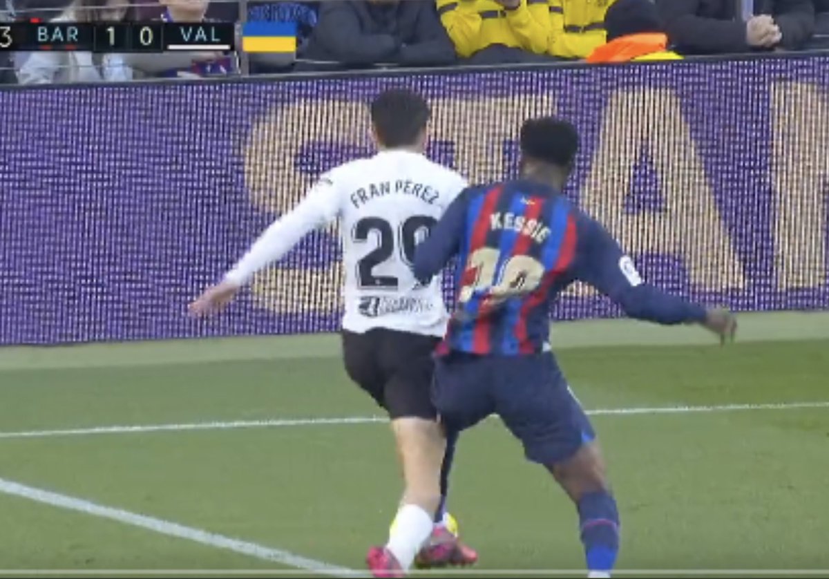 lamacope's tweet photo. Penalti como una catedral.
Que siga Florentino sin decir nada…. https://t.co/HnbWPqXYAH