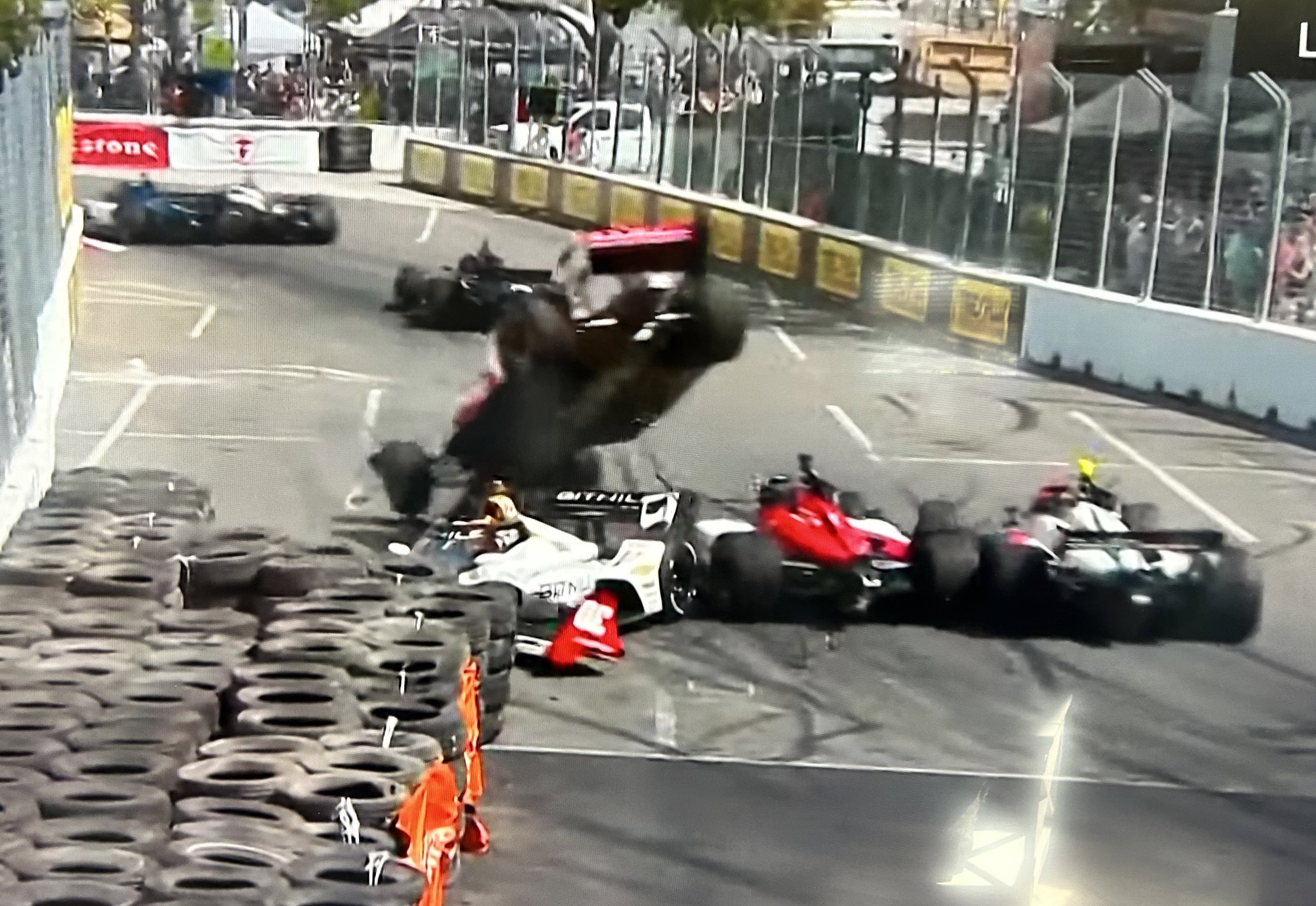 FqeiwwAWAAQy-aW?format=jpg&name=4096x409