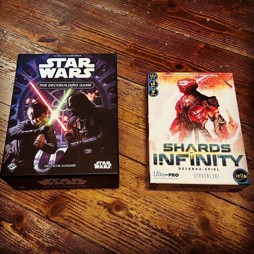 Zwei Duell-Deckbau-Spiele buhlen um meine Aufmerksamkeit. Spielerisch sind sie auch recht ähnlich. „Shards of Infinty“ will ich mögen und „Star Wars“ spielt sich irgendwie fluffiger. Demnächst mehr im Podcast. <a href="/arne_spillner/">Arne Spillner</a> #starwars #shardsofinfinity @asmodee_germany <a href="/fant/">Follow THARJOAWAZ</a>…