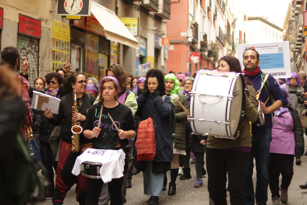 holavecinas's tweet photo. Hoy las vecinas hemos teñido de morado #Lavapies . 

Felices de compartir calle con nuestras compañeras de @8Lavapies @espencfeminista @dragoneslvpies @Territoriodome1 y las sanitarias del centro de salud que tanto nos cuidan !!!!

#8m #lavapies #sanidadpublica https://t.co/Nr8ZYYmu2T