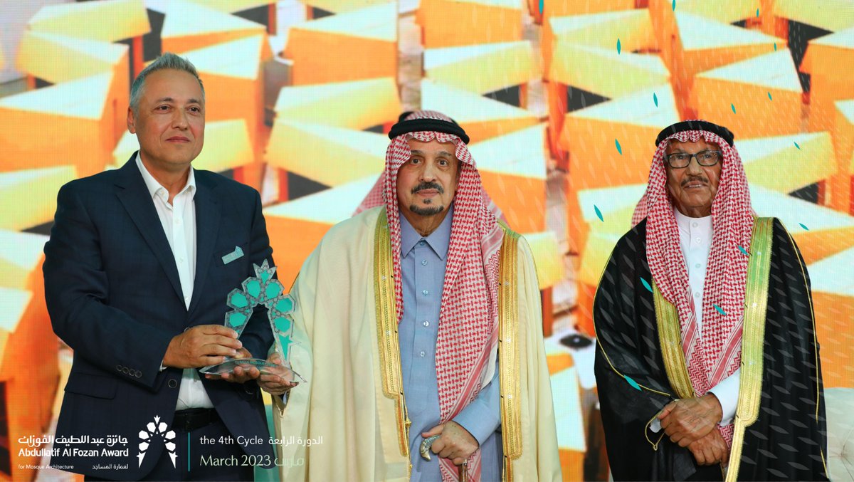 المعمار هاكان إيلفلي يعبر عن شكره لجائزة عبد اللطيف الفوزان لعمارة المساجد و يشكر الحضور