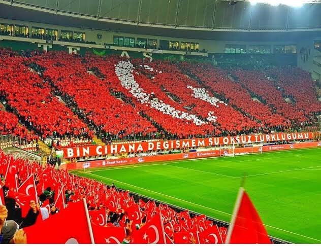 mntsmstf's tweet photo. Gazi Mustafa Kemal Atatürk bugün yaşasaydı HdPkk'li bölücülere sahip çıkan sözde Atatürk'çü sanatçı ve siyasetçileri bu ülkeden kovar,
Bayrağına ve devletine sahip çıkan Bursaspor taraftarlarını anlindan öperdi
#BursasporYalnızDeğildir
🇹🇷💚🤍🇹🇷 https://t.co/WGYXY3W1NT