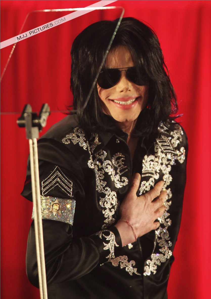 _pk_paris's tweet photo. 🕊️ 05 de marzo de 2009
Michael anunciaba su tan esperado regreso a los escenarios después de casi siete años sin pisar uno y doce años después de su última gira, siendo esta «La última llamada a escena» como lo mencionó en su discurso.

Hasta siempre, nuestro ángel 🤍 https://t.co/39rxvj2u0i