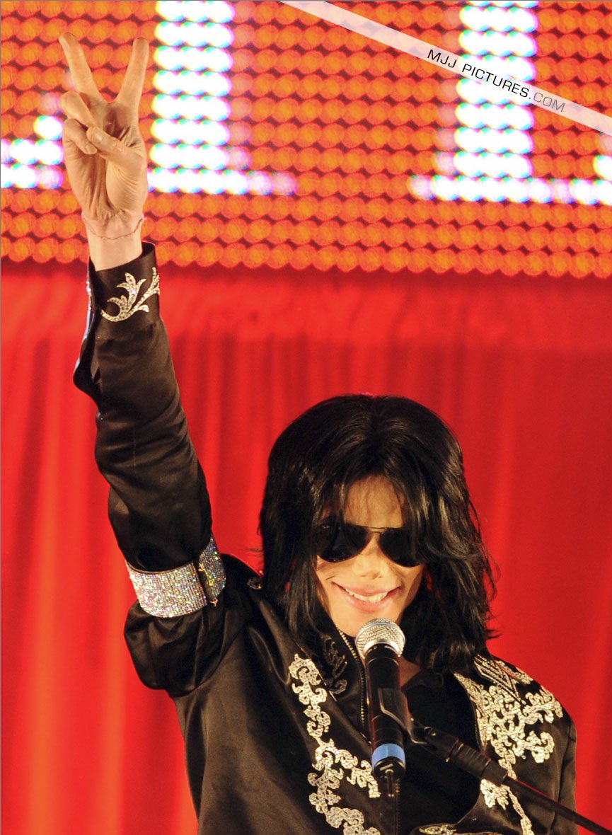 _pk_paris's tweet photo. 🕊️ 05 de marzo de 2009
Michael anunciaba su tan esperado regreso a los escenarios después de casi siete años sin pisar uno y doce años después de su última gira, siendo esta «La última llamada a escena» como lo mencionó en su discurso.

Hasta siempre, nuestro ángel 🤍 https://t.co/39rxvj2u0i