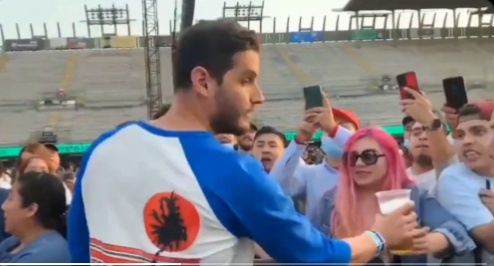 ElBadiablo's tweet photo. Nadie está hablando de la verdadera víctima y el verdadero crimen de este incidente. La pobre mujer de cabello rosa cuya cerveza fue arrebatada.
Espero que haya sido compensada, mi corazón está contigo sweet summer child de cabello rosa sin cerveza. https://t.co/ZluYfYiO6C