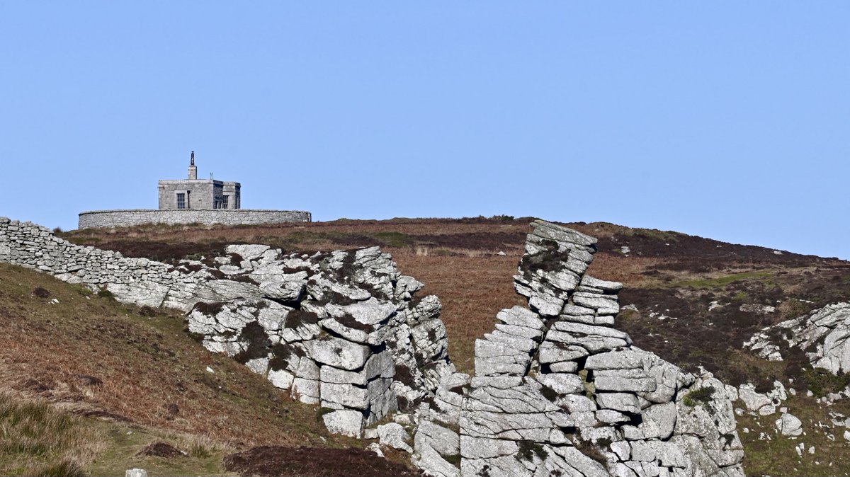 ImagesLundy's tweet photo. Once this Logan Stone was perfectly balanced & could be rocked by hand. One story says ‘a vandal vacationist’ about 166 years ago tipped it with a crowbar! #Lundy #Loganstone #Tibbets #granite #stone #rock #geology https://t.co/bCH2TMfaz6