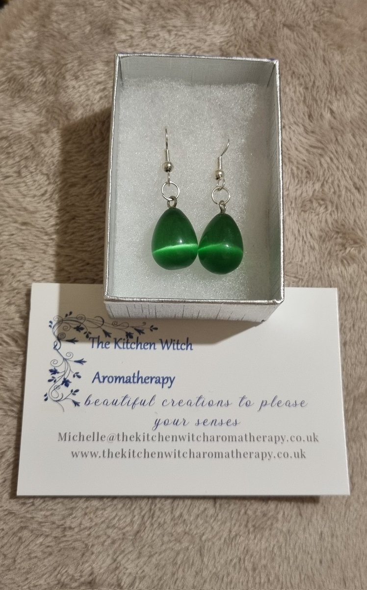 KitchenWitch17's tweet photo. These beautiful dark green earrings are all packaged up and ready to be posted out. 

Only 3 sets left, so don't miss out

https://t.co/l0h0uxjuBk

#MHHSBD #CraftBizParty #shopindie https://t.co/cSA03v6TEY