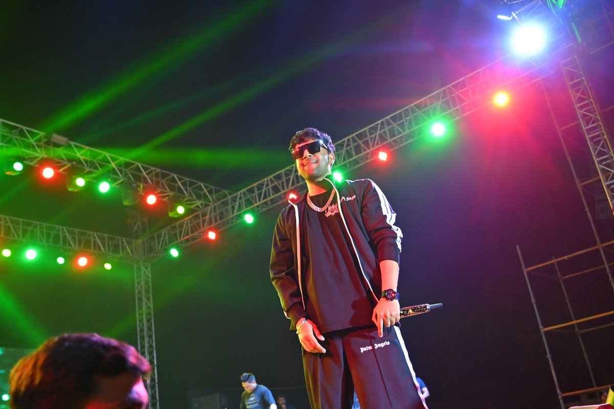 InvertisUni's tweet photo. Glimpses of the unforgettable star night @gururandhawa .
#Invertia2023 #Starnight #Annualfest #Annualprogram #Music #Dance #GuruRandhawa #Besteve #Invertia #PunjabiSinger #InvertisUniversity #TopUniversity #BestUniversity #Bareilly #UP https://t.co/zMSLjtsq5h