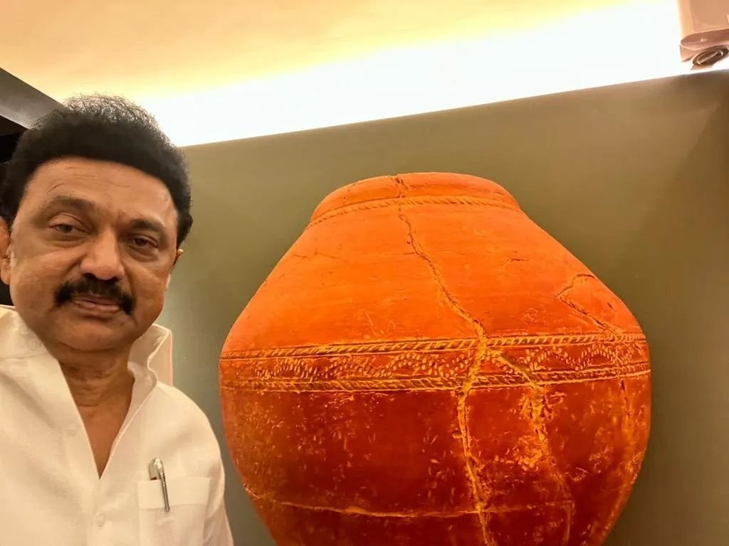 SelfieMoonji's tweet photo. Tamil Nadu CM @mkstalin Selfie at Keezhadi Museum - கீழடி அருங்காட்சியகம் | Keeladi Heritage

#mkstalin #dmk #tncm #Keezhadi #KeezhadiMuseum #tamilnadu #tamilnaducm #chiefminister #selfie #selfiemoonji #தாம்படம் #தாமி #chiefministermkstalin #cmtn #cmtamilnadu https://t.co/VSpGNcbo5B