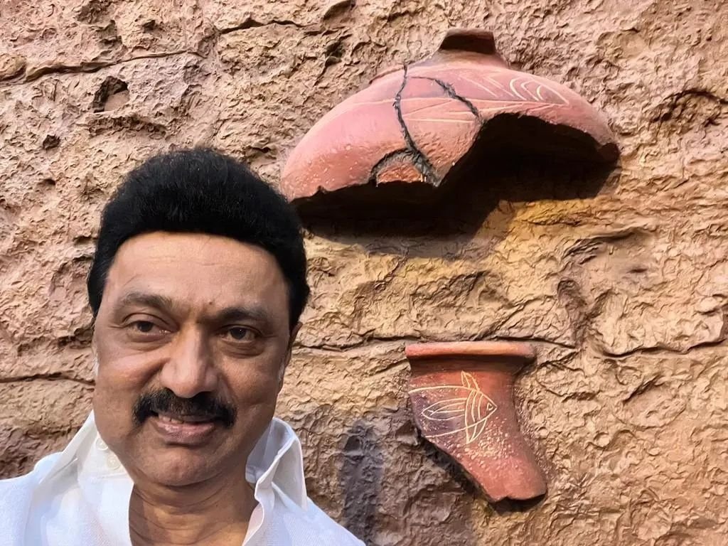 SelfieMoonji's tweet photo. Tamil Nadu CM @mkstalin Selfie at Keezhadi Museum - கீழடி அருங்காட்சியகம் | Keeladi Heritage

#mkstalin #dmk #tncm #Keezhadi #KeezhadiMuseum #tamilnadu #tamilnaducm #chiefminister #selfie #selfiemoonji #தாம்படம் #தாமி #chiefministermkstalin #cmtn #cmtamilnadu https://t.co/VSpGNcbo5B