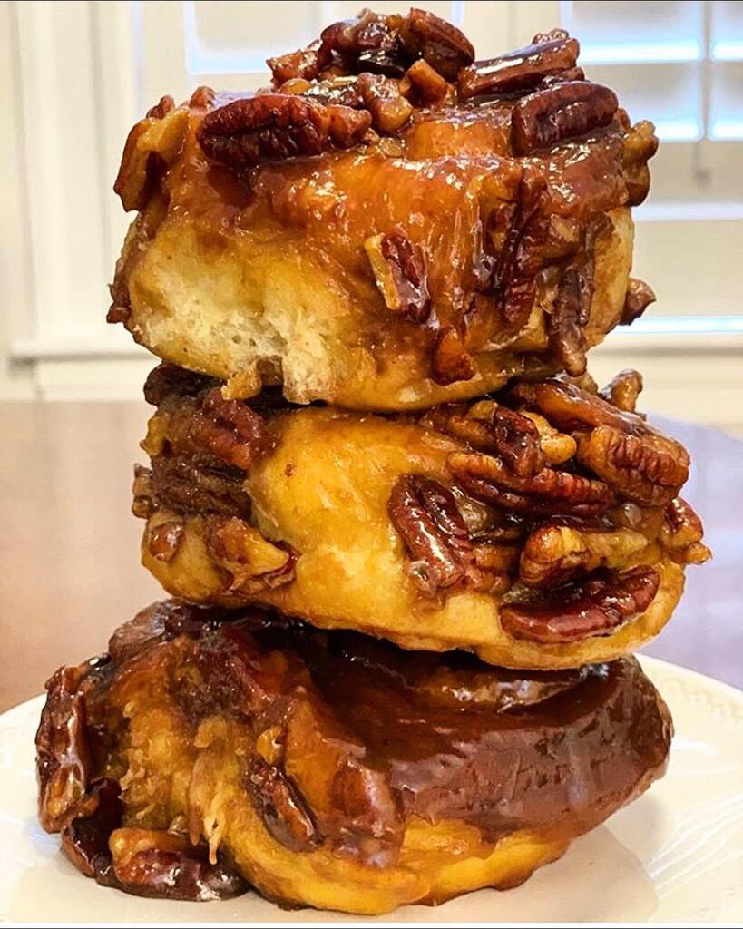 So proud of these perfect sticky sticky buns! So sticky we named them twice. Full of toasted pecans, caramel goo, fluffy brioche. 🫶#throwdownwinner #stickystickybuns #flourbakery #sunday instagr.am/p/CpauxwsuxhK/