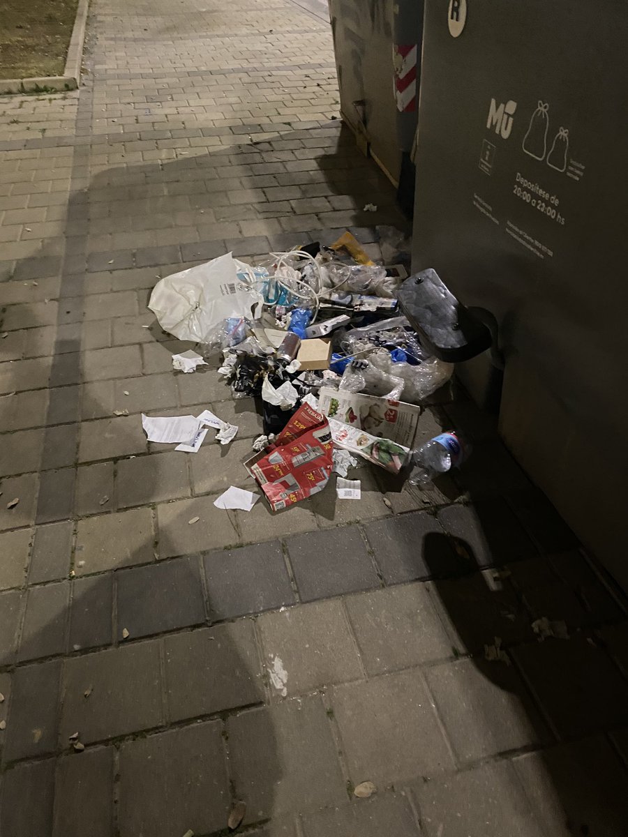 Isabelmasanchez's tweet photo. Que gusto da pasear por las aceras de El Puntal @AytoMurcia si vas con un carrito o silla de ruedas, ya ni te cuento. No hay mejor sitio para colocar los contenedores? https://t.co/sv3nt1eL1U
