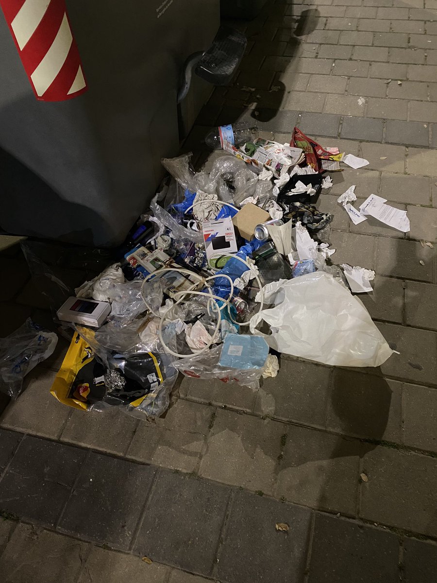 Isabelmasanchez's tweet photo. Que gusto da pasear por las aceras de El Puntal @AytoMurcia si vas con un carrito o silla de ruedas, ya ni te cuento. No hay mejor sitio para colocar los contenedores? https://t.co/sv3nt1eL1U