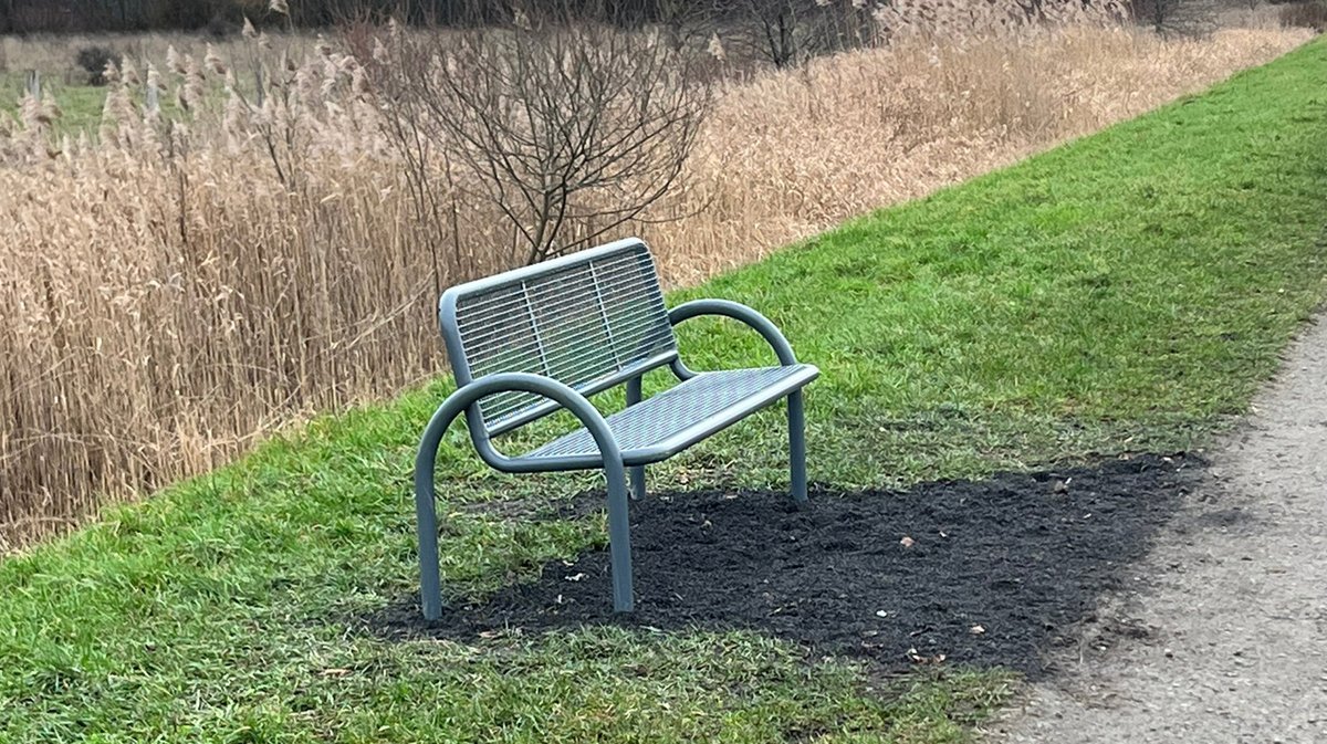 Auf Betreiben des Bezirksrats Misburg-Anderten wurden vor einigen Wochen drei neue Sitzbänke am Bernd-Strauch-Weg in Anderten aufgestellt. Das Areal ist bei Spaziergängern beliebt und lädt zum Verweilen ein. Der Weg bedeutet uns als SPD angesichts des Namensgebers besonders viel.