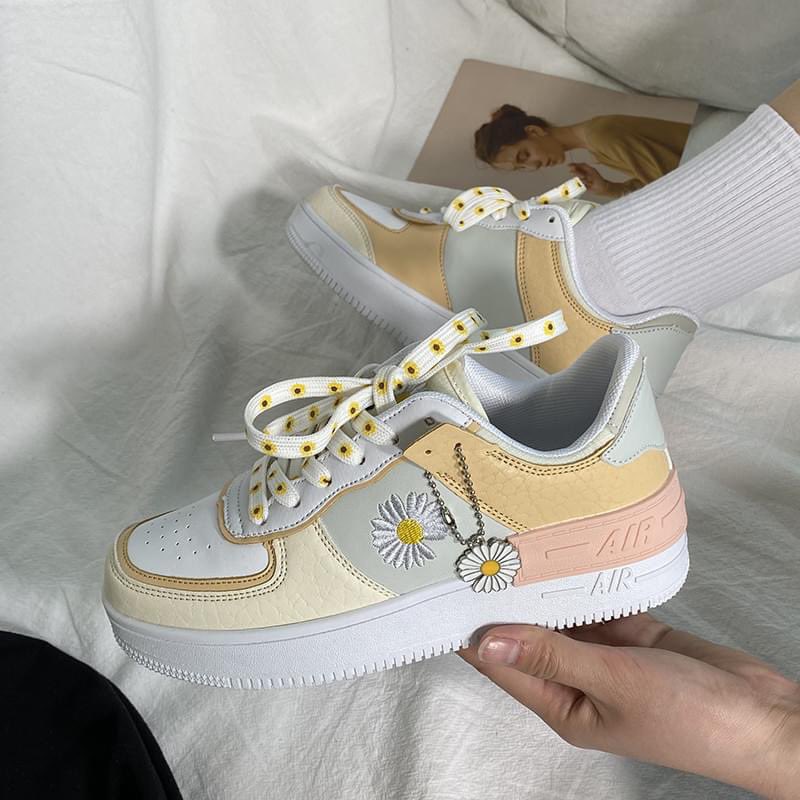 Shop now: Ladies Daisy Sneakers at oldmoneyvibe.com/products/ladie…

#oldmoneyaesthetic #oldmoney #oldmoneyfashion #oldmoneyoutfits #shopnow #shoponline #Polo #vintage #vintageshop  #shoppingonline #Sneakers #womensneakers